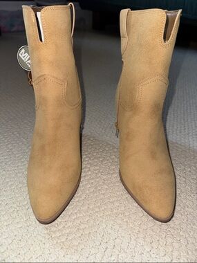 MIA—Women's Tan faux Suede Pointed-Toe Ankle Boots—sz8
